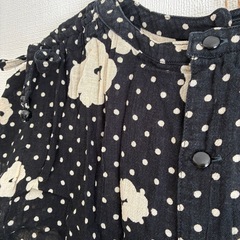 花柄ブラウスとスカートのセットの画像