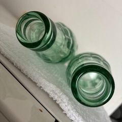 コーラーの空き瓶2本の画像