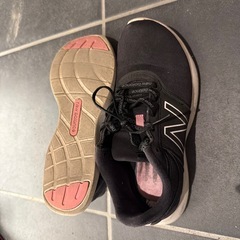 New Balance ブラック スニーカーの画像