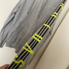 adidas パーカーの画像