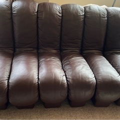 肘置き付き ソファ　3人掛け2台の画像