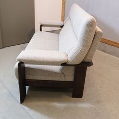 人気のkarimoku(カリモク家具)よりChitano(チターノ)のダンテ 3人掛けソファー！ハイバックタイプのゆったりとした3Pソファ。温かみのあるデザインが魅力のトリプルソファは和のテイストにもの画像