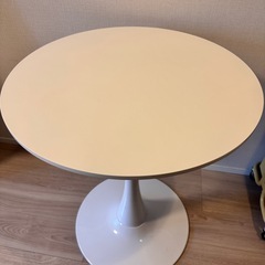 円型テーブルの画像