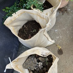 ⚫︎無料⚫︎土2袋と瓦れき一袋の画像