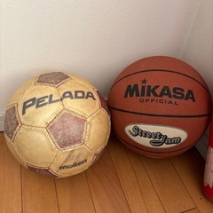 サッカーボール、バスケットボール、野球プラスチックバットの画像