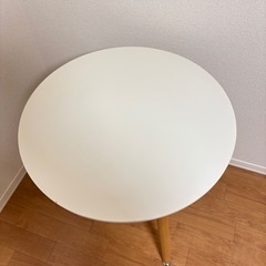 ラウンドテーブル　木製脚　イーズムテーブル　カフェテーブルの画像