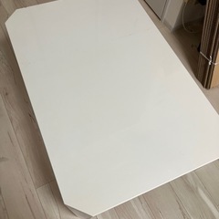 白テーブルの画像