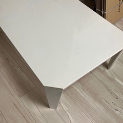 白テーブルの画像