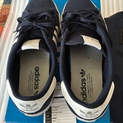 adidas  スニーカー、ボストンバックのセットの画像