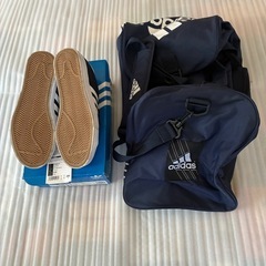 adidas  スニーカー、ボストンバックのセットの画像