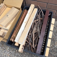 針葉樹薪に 杉•ヒノキ ツーバイ材、板の画像