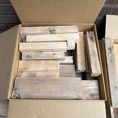 針葉樹薪に 杉•ヒノキ ツーバイ材、板の画像