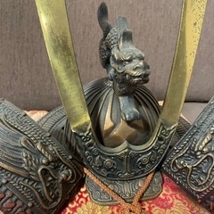 五月人形 兜飾り 金属製 コンパクト 重厚感 端午の節句 インテリアの画像