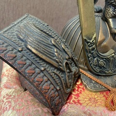 五月人形 兜飾り 金属製 コンパクト 重厚感 端午の節句 インテリアの画像