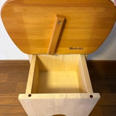 背もたれが犬型の椅子の画像