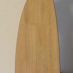 背もたれが犬型の椅子の画像