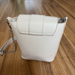 ビジュー付きショルダーバッグの画像