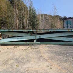 大型の油圧リフトテーブル（昇降台）の画像