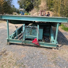 大型の油圧リフトテーブル（昇降台）の画像