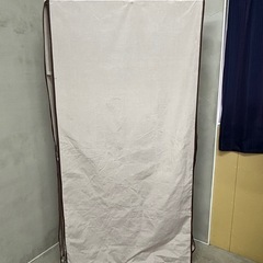 キャスター カバー付きスチールラックと棚 2点の画像