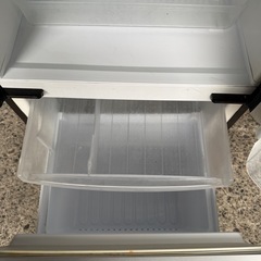 シャープ  SJ-GD14C-B 冷蔵庫 ピュアブラック [137L /2ドア /右開き/左開き付け替えタイプ] 【お届け地域限定商品】のレビュー 3 SJ-GD14C-B 冷蔵庫 ピュアブラック [137L /2ドア /右開き/左開き付け替えタイプ] の画像