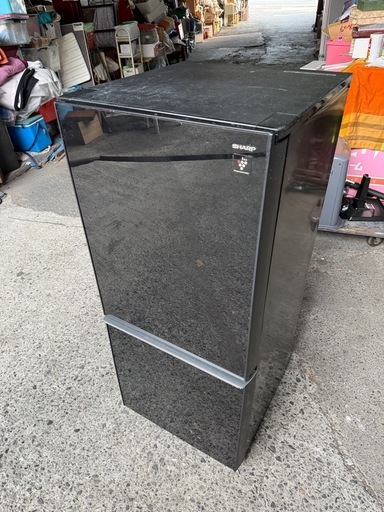 シャープ  SJ-GD14C-B 冷蔵庫 ピュアブラック [137L /2ドア /右開き/左開き付け替えタイプ] 【お届け地域限定商品】のレビュー 3 SJ-GD14C-B 冷蔵庫 ピュアブラック [137L /2ドア /右開き/左開き付け替えタイプ]
