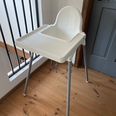 IKEA ベビーチェア、テーブルの画像