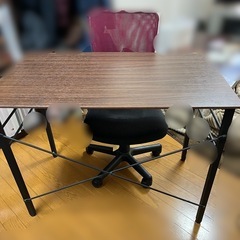 デスクとチェアの画像
