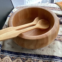 木製サラダボウルとサラダサーバー(大きなスプーンとフォーク）の画像