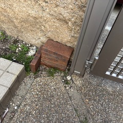 コンクリートブロック6個レンガ7個の画像