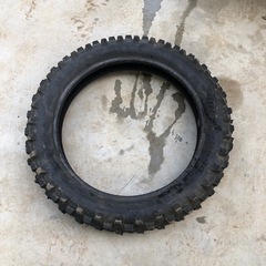 自転車の空気入れ　と　タイヤ１個も持っていってくださいの画像