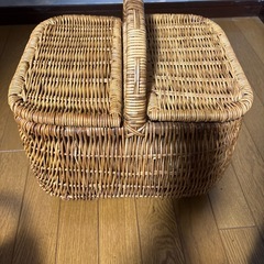 籐製ピクニックバスケットの画像