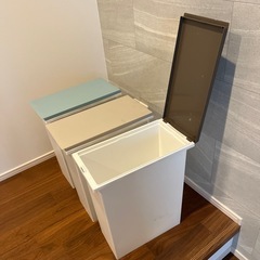 分別ゴミ箱
の画像