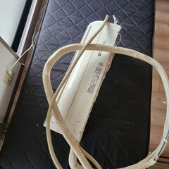 エアコン　リモコン付き　キャビネット　テーブル　マットレスなどのセット　本日のみですの画像
