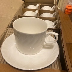 白のカップ&ソ－サ－の画像