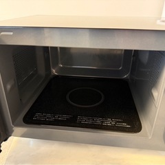 コンパクトなブラックのSHARP電子レンジ、1000W出力、ターンテーブル付き。ツインバード冷蔵庫ホワイト
の画像