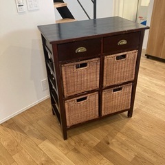 アンティークなチェストの画像