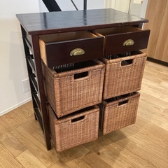 アンティークなチェストの画像