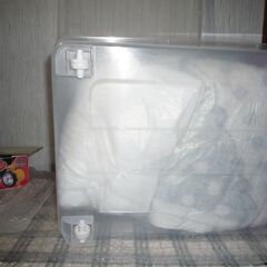 少し難あり　プラスチックケース　車輪付き　バスタオル入りの画像