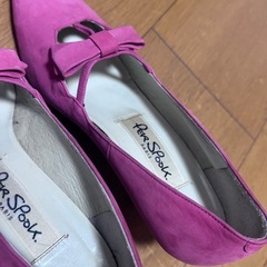 ピンク色のスエード素材のパンプス「Per Spook PARIS」の画像