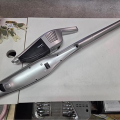 Panasonic (パナソニック) 「充電式掃除機(MC-SB10J-N)」2022年製  2in1 シルバー 稼働確認済 ①の画像