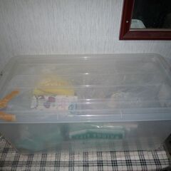 少し難あり　プラスチックケース　車輪付き　タオル入りの画像