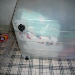 少し難あり　プラスチックケース　車輪付き　タオル入りの画像