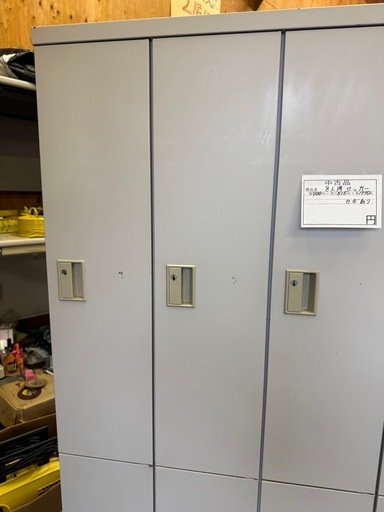 8人用ロッカー　鍵付き  コンテナ保管