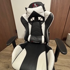 ゲーミングモニター、ゲーミングチェアセットの画像