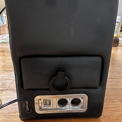 コンソールボックス充電箇所多数、青色ランプの画像