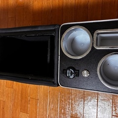 コンソールボックス充電箇所多数、青色ランプの画像