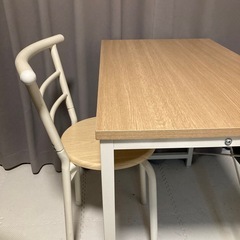 机、椅子、棚のセットの画像