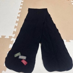 BeBe 黒マフラーの画像