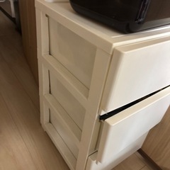 ベットフレームとソファーと収納ボックスとテレビまとめての画像